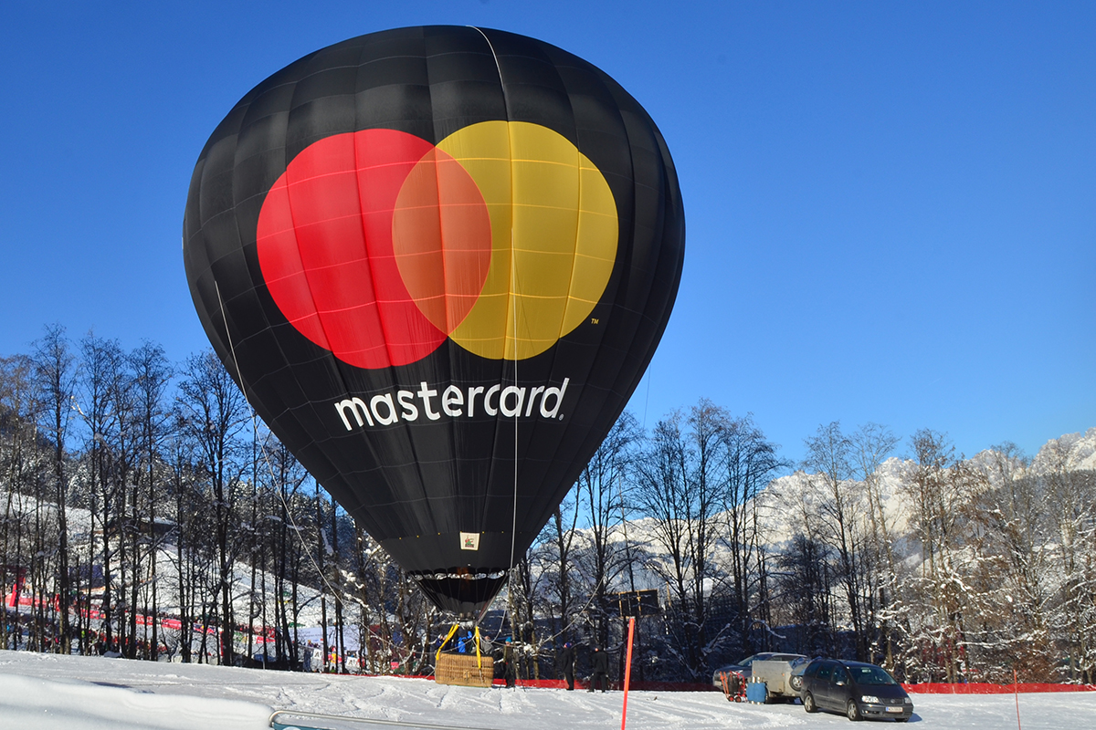 Ballonfahrten und Werbung mit dem Skytours-Heißluftballon "Mastercard"
